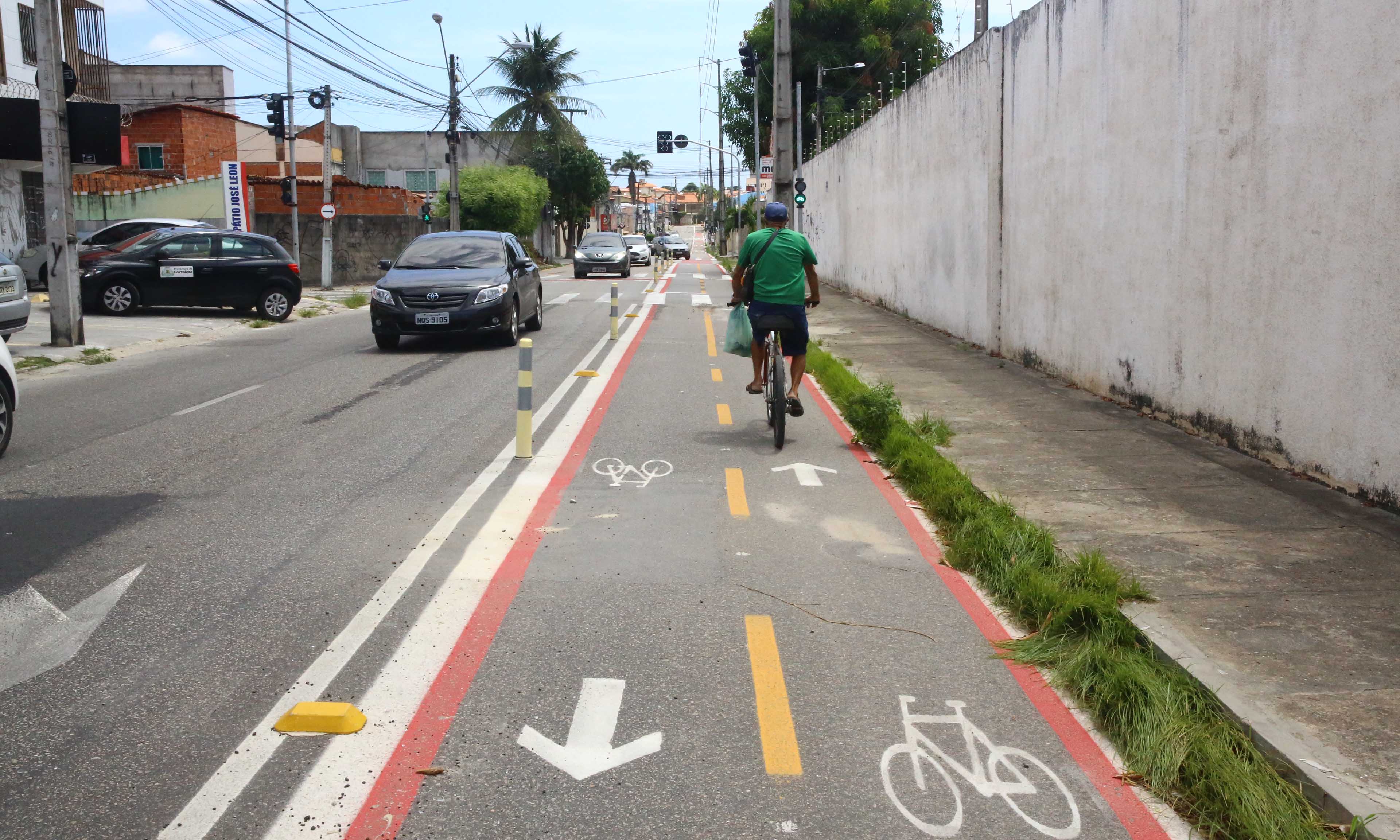 ciclista numa ciclofaixa